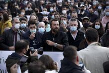 Centenas de empresários da restauração manifestaram-se contra medidas restritivas na Baixa do Porto