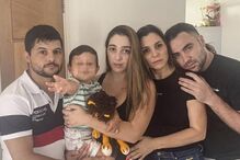 Jessica Pequeno (ao centro), com o filho bebé ao colo, o marido, Marco Paolo (à esq.), a mãe, Dina, e o padrasto, Beto Henriques, no momento do reencontro