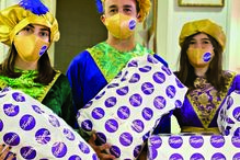 Namorada de Cristiano Ronaldo distribui presentes a crianças carenciadas