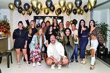 Mulher de Uribe dá festas de arromba e é alvo de críticas