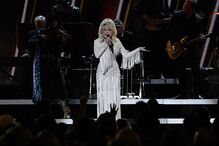 Dolly Parton, a mulher ícone da música country que ofereceu 1 milhão de dólares para a vacina contra a Covid-19
