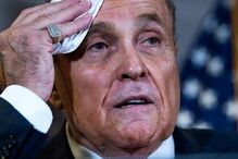 Tinta escorre do cabelo de Rudy Giuliani, advogado de Donald Trump