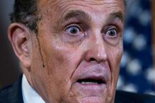 Tinta escorre do cabelo de Rudy Giuliani, advogado de Donald Trump