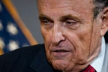 Tinta escorre do cabelo de Rudy Giuliani, advogado de Donald Trump
