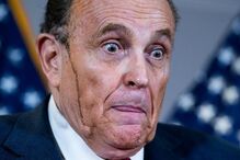 Tinta escorre do cabelo de Rudy Giuliani, advogado de Donald Trump