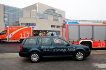 Carro colide contra portão do escritório de Angela Merkel em Berlim