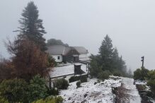 Neve pinta ilha da Madeira de branco