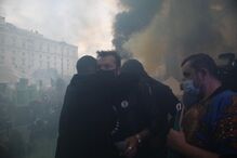 Centenas manifestam-se contra 