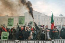 Centenas manifestam-se contra 