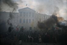 Centenas manifestam-se contra 