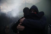 Centenas manifestam-se contra 