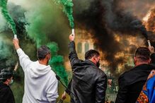 Centenas manifestam-se contra 