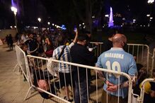Corpo de Maradona chega ao palácio presidencial argentino