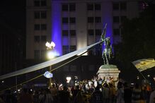 Corpo de Maradona chega ao palácio presidencial argentino