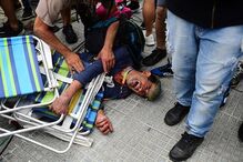 Fãs de Maradona em confronto com a polícia em Buenos Aires