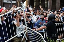Fãs de Maradona em confronto com a polícia em Buenos Aires