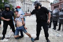 Fãs de Maradona em confronto com a polícia em Buenos Aires