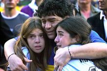 Maradona e as filhas mais velhas.jpg