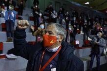 Um delegado celebra a aprovação de uma moção, durante o segundo dia do XXI Congresso do partido no Pavilhão Paz e Amizade, em Loures