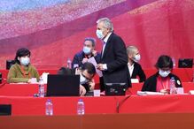 O secretário-geral do Partido Comunista Português (PCP), Jerónimo de Sousa (3D), durante o segundo dia do XXI Congresso do partido, em Loures