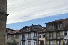 Centenas de pessoas reunidas no cortejo ao monumento nicolino em Guimarães