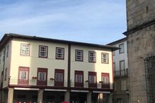 Centenas de pessoas reunidas no cortejo ao monumento nicolino em Guimarães