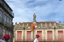 Centenas de pessoas reunidas no cortejo ao monumento nicolino em Guimarães
