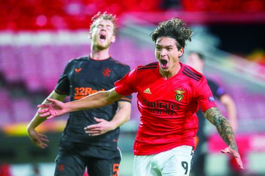 Darwin festeja efusivamente o golo que deu o empate ao Benfica