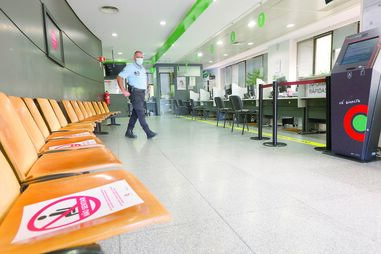 Serviços públicos estão vazios porque só funcionam por marcação e parte dos funcionários está em teletrabalho