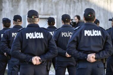 Governo quer menos polícias à secretária e bombeiros mais profissionais