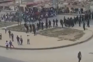Polícia trava manifestantes em Luanda no Dia da Independência. Veja as imagens