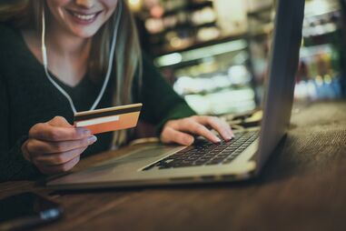 Regulador emite alerta sobre burlas online
