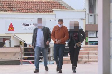 Praia de Olhos d'Água interdita a banhos