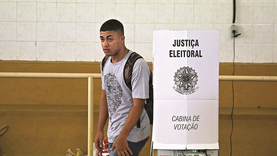 Brasileiros vão hoje às urnas