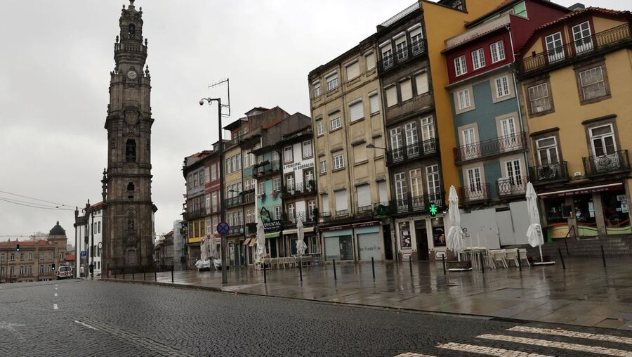 Ruas desertas no Porto devido à regra de permanência em casa no fim de semana
