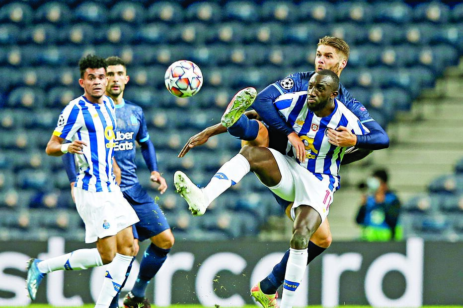 Marega, agarrado por Caleta-Car, foi o autor do primeiro golo portista 