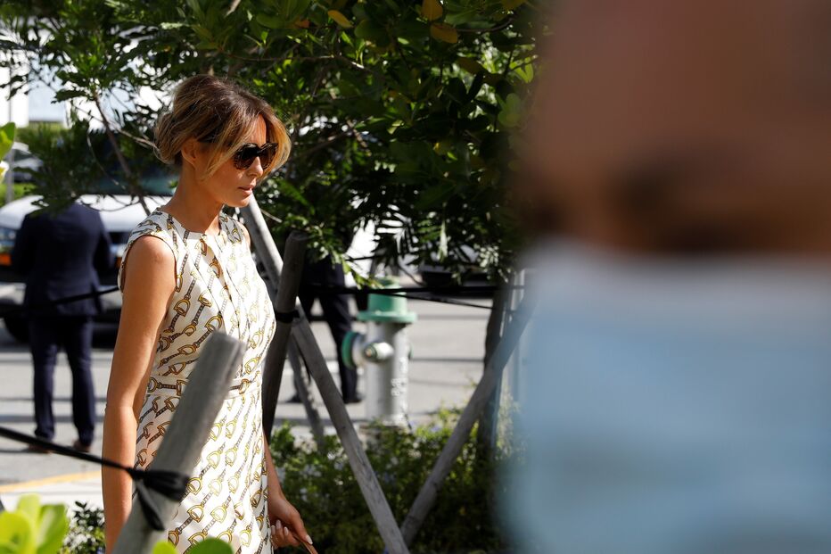 Melania Trump vota sem máscara na Flórida
