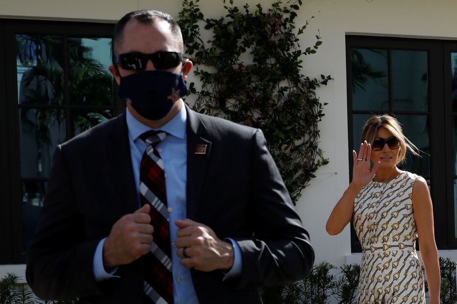 Melania Trump vota sem máscara na Flórida