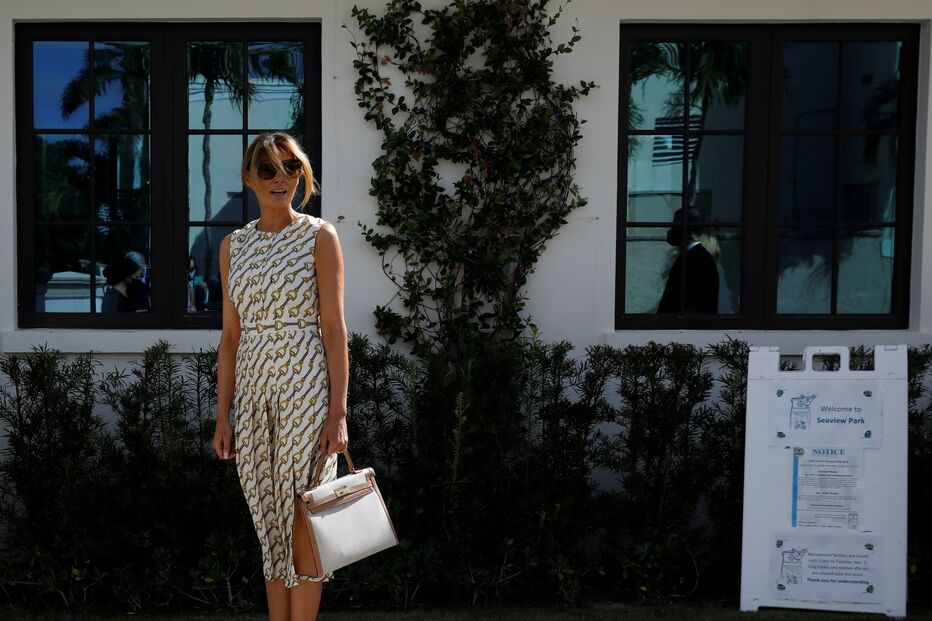 Melania Trump vota sem máscara na Flórida