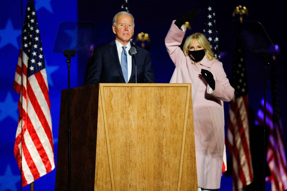 Joe Biden reagiu aos primeiros resultados em Wilmington, no Delaware, acompanhado pela mulher