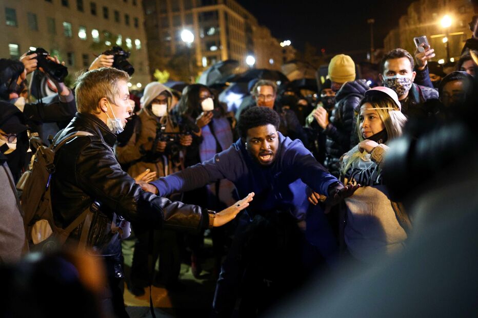 Centenas de manifestantes juntaram-se na Black Lives Matter Plaza, perto da Casa Branca, em Washington