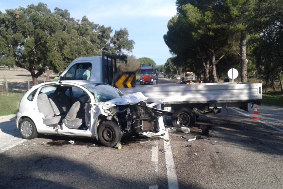 Colisão entre carro e camião faz três feridos em Alcácer do Sal 