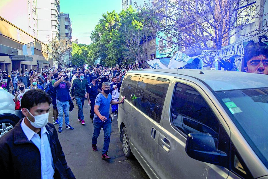 Lenda do futebol surpreende o mundo com susto de saúde. Admiradores atentos à evolução de Maradona horas após cirurgia