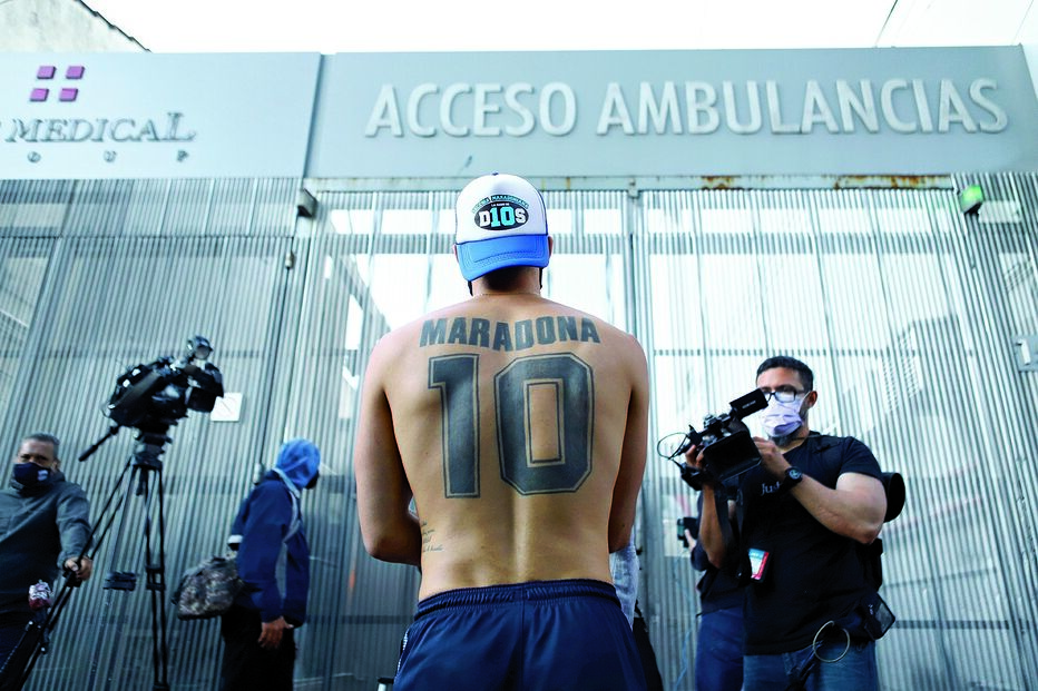 Lenda do futebol surpreende o mundo com susto de saúde. Admiradores atentos à evolução de Maradona horas após cirurgia