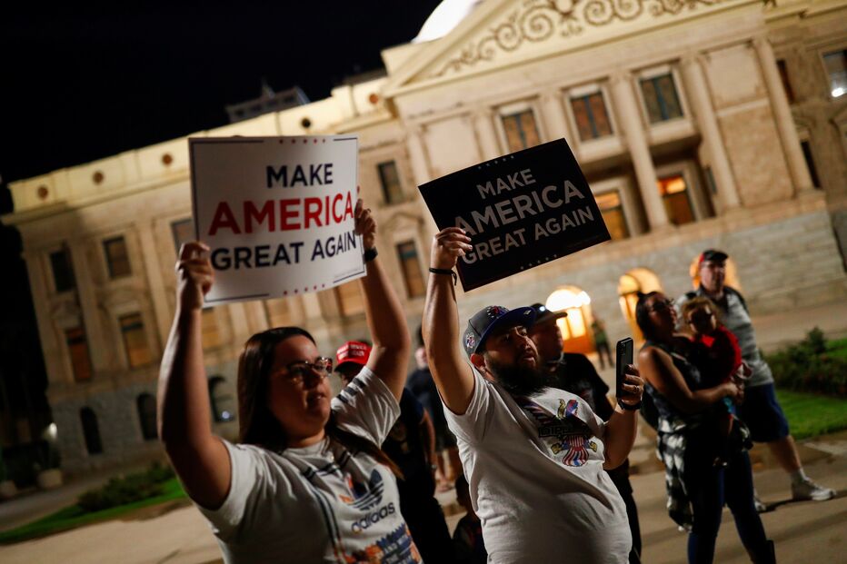 Apoiantes de Trump tentar travar contagem de votos
