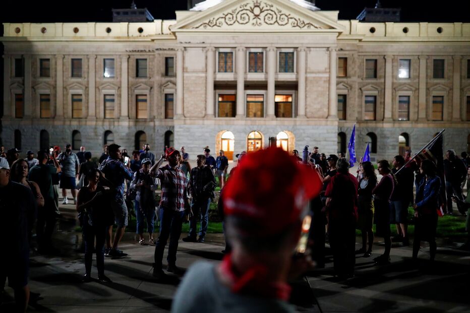 Apoiantes de Trump tentar travar contagem de votos