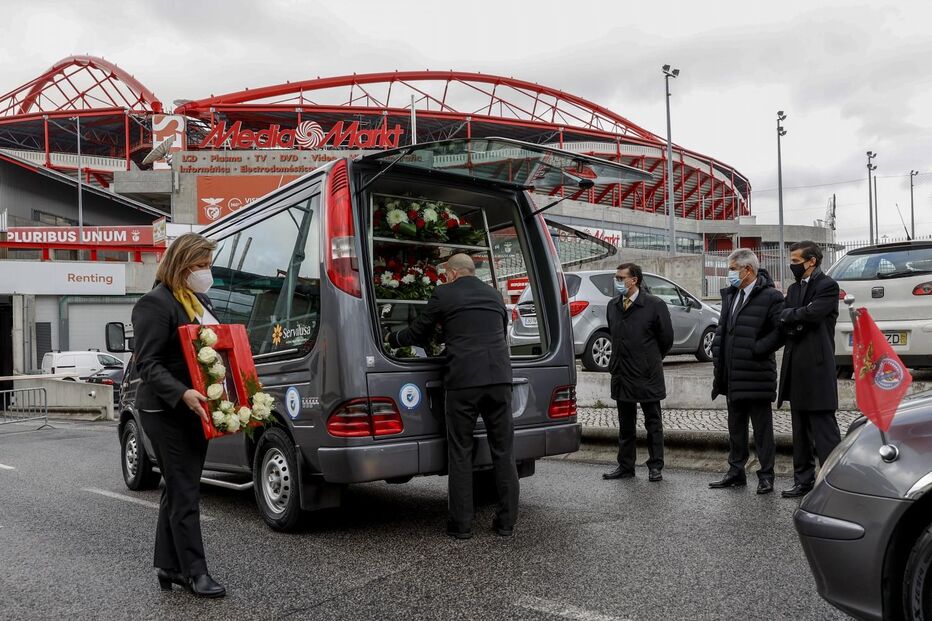 Cortejo fúnebre de Mário Dias passou pela Luz e Benfica prestou homenagem