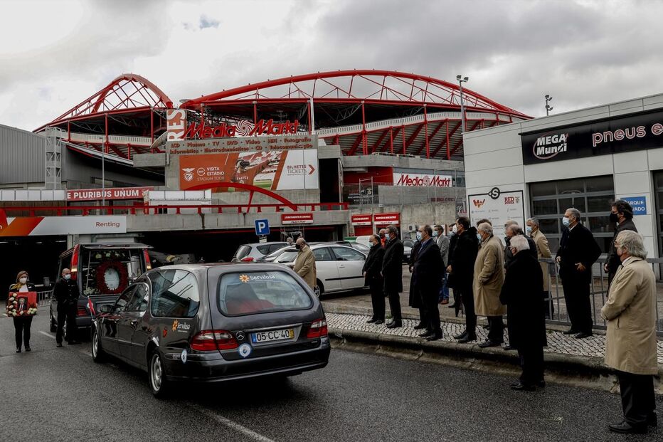 Cortejo fúnebre de Mário Dias passou pela Luz e Benfica prestou homenagem