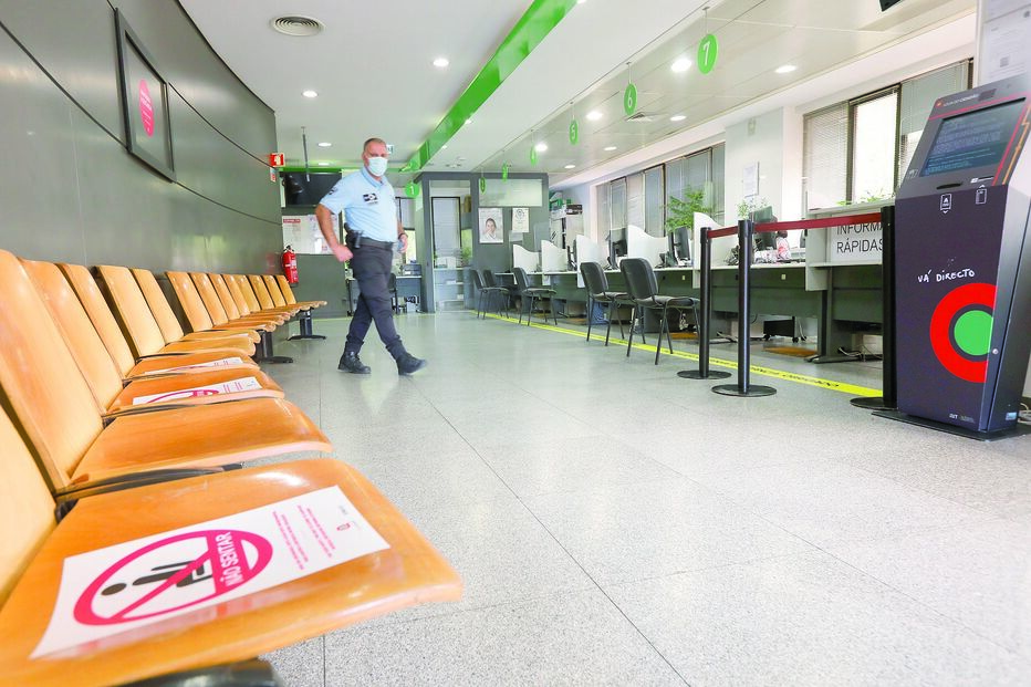 Serviços públicos estão vazios porque só funcionam por marcação e parte dos funcionários está em teletrabalho