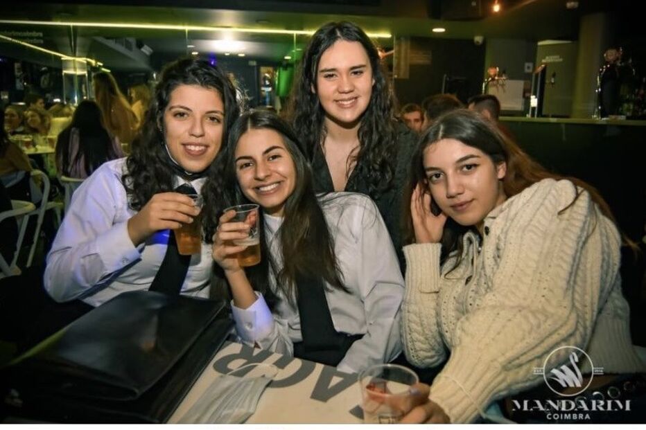 Jovens, álcool e pouco distanciamento: Polémica com bar em Coimbra e muitas críticas	